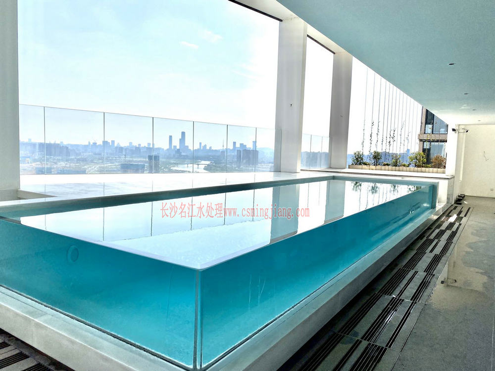 長(zhǎng)沙藏瓏胡總空中別墅亞克力無(wú)邊恒溫游泳池